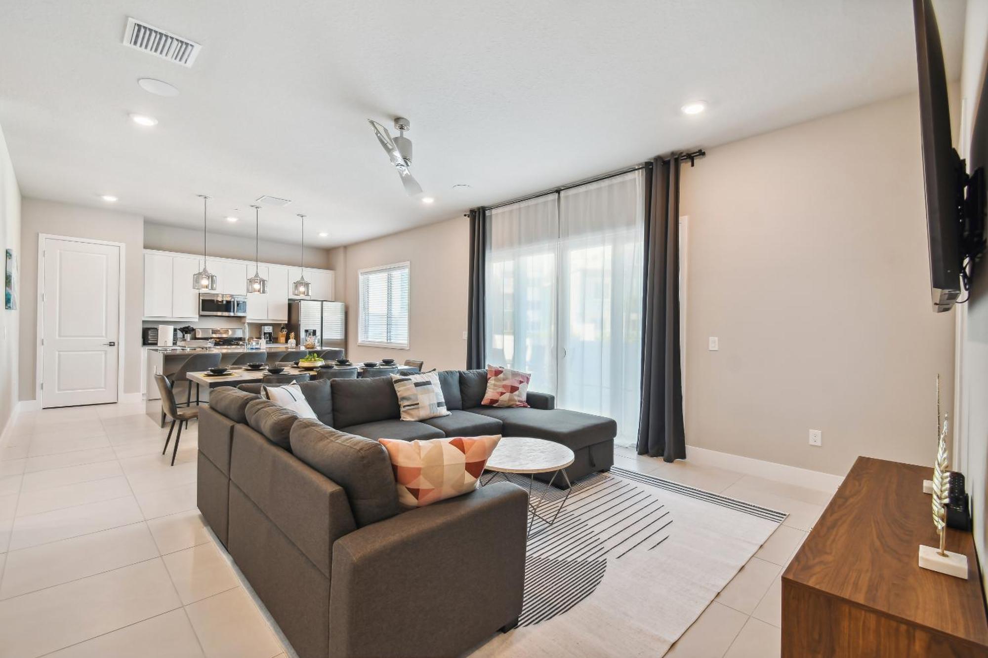 Stunning New Close To World Apartment *