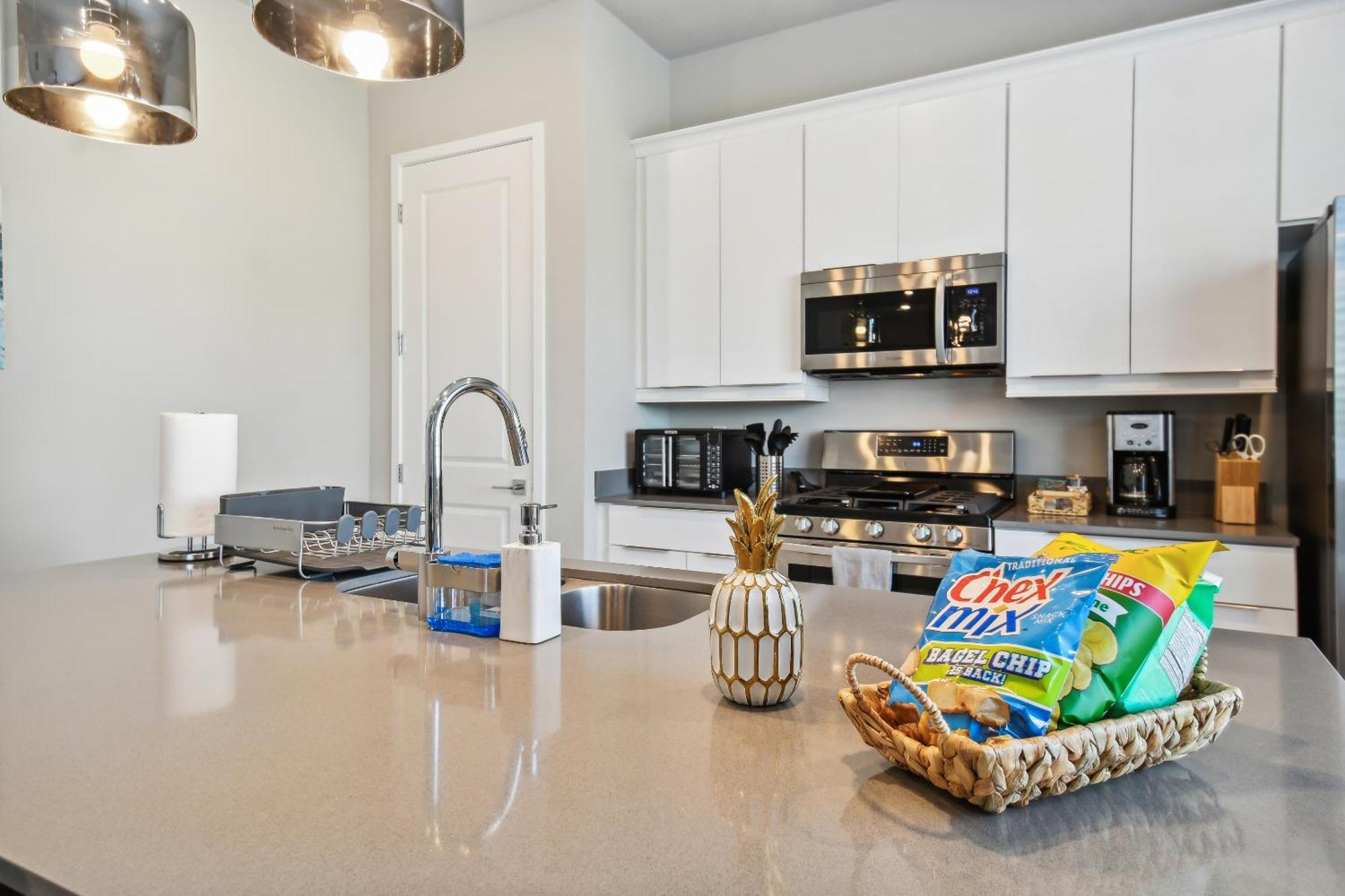 Stunning New Close To World Apartment *